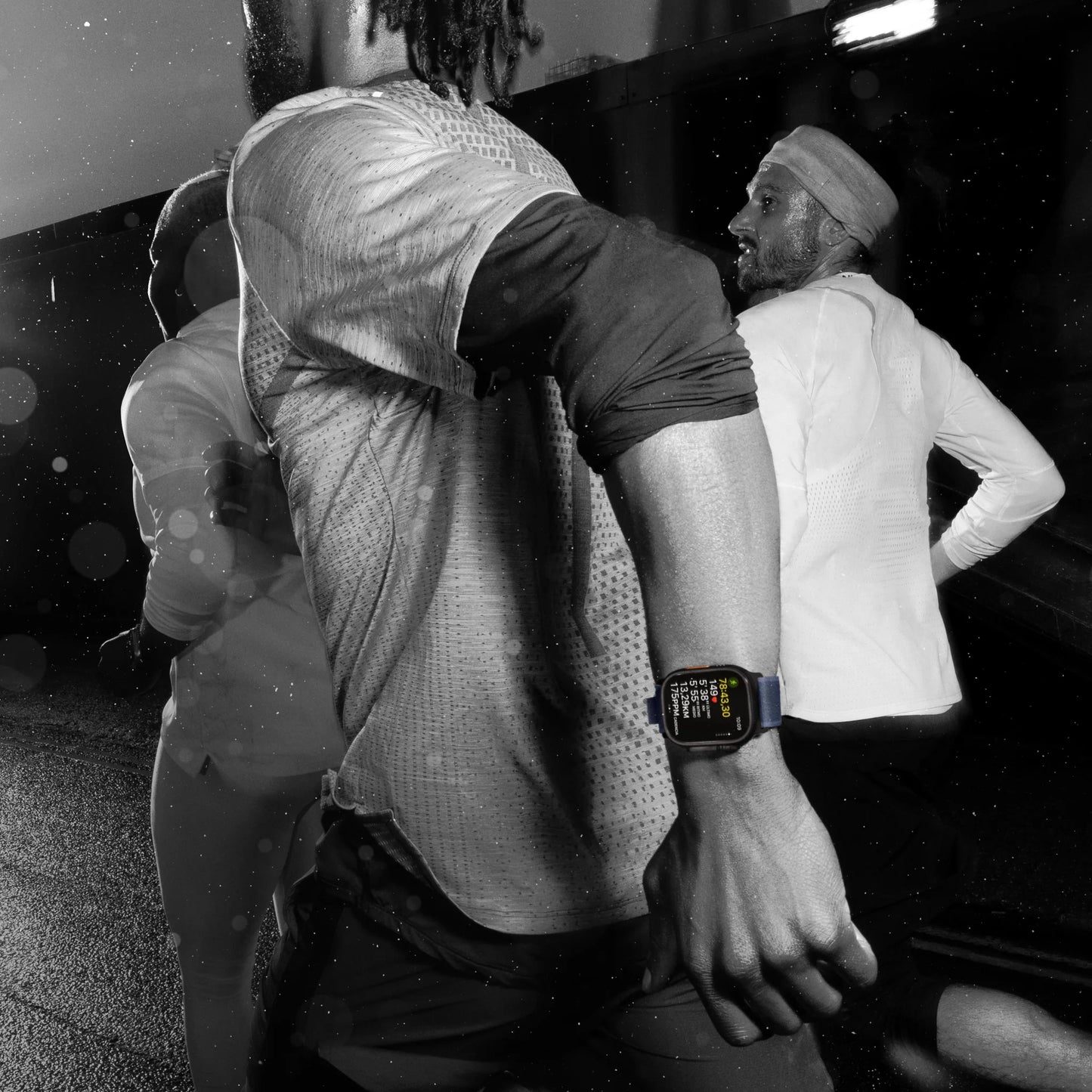 Apple Watch Ultra 2 GPS + Cellular • Caja de titanio negro de 49 mm • Correa estilo milanés de titanio negro - Mediana