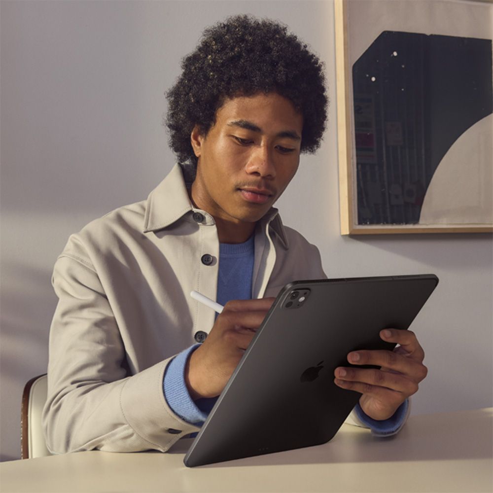 iPad_Pro_13-in_M5_Cellular_Silver_PDP_Image_Position_5__LAES