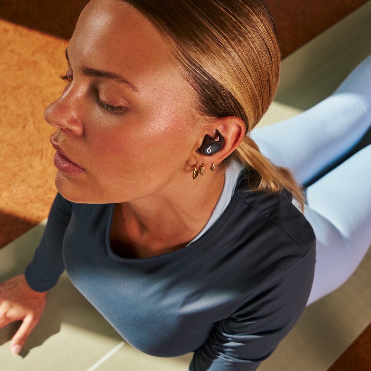 Powerbeats Fit — Audífonos inalámbricos para entrenamiento con ajuste seguro — Negro
