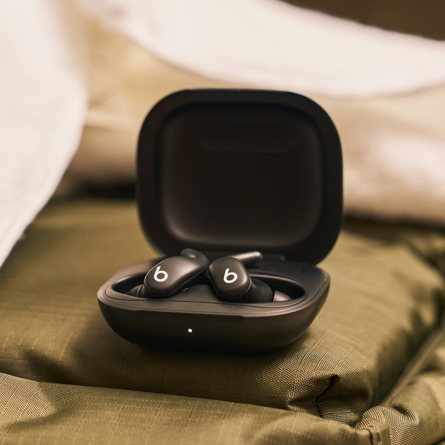 Powerbeats Fit — Audífonos inalámbricos para entrenamiento con ajuste seguro — Negro