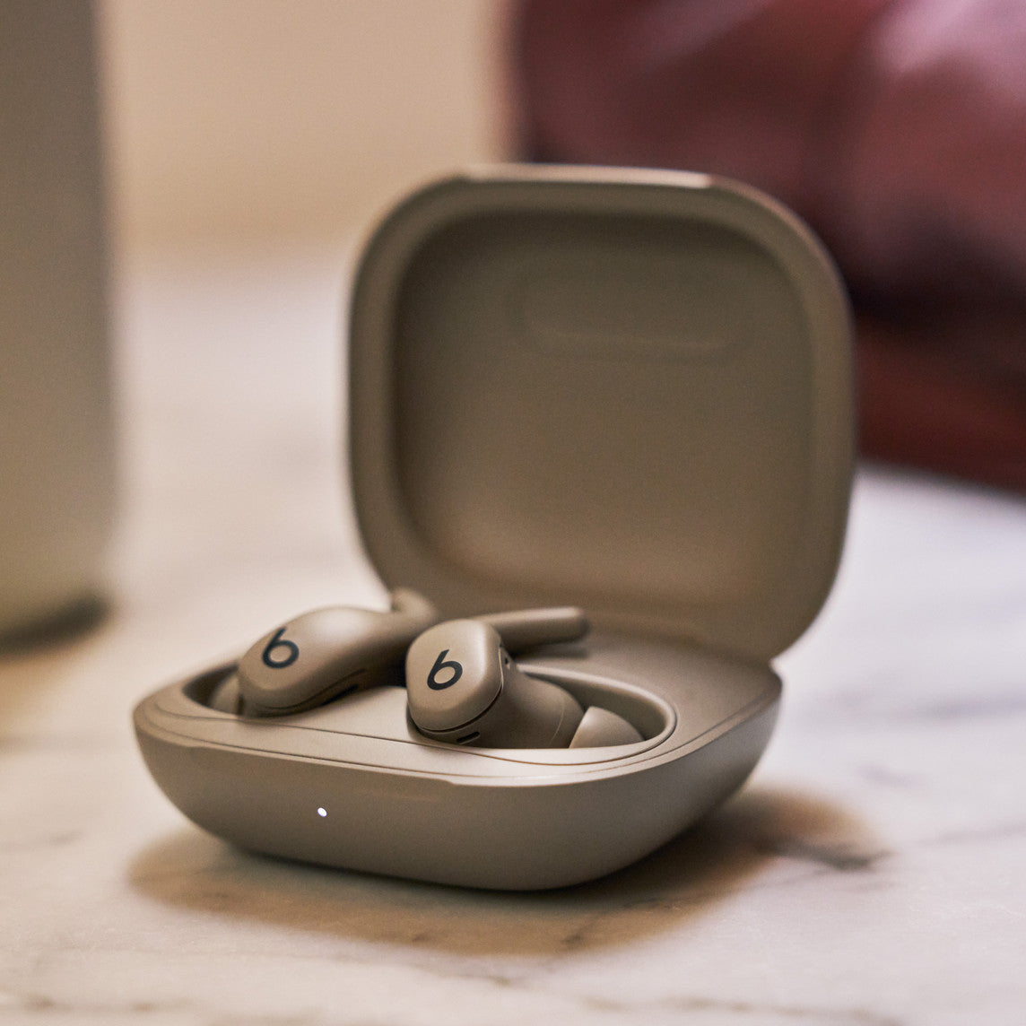 Powerbeats Fit — Audífonos inalámbricos para entrenamiento con ajuste seguro — Gris grava