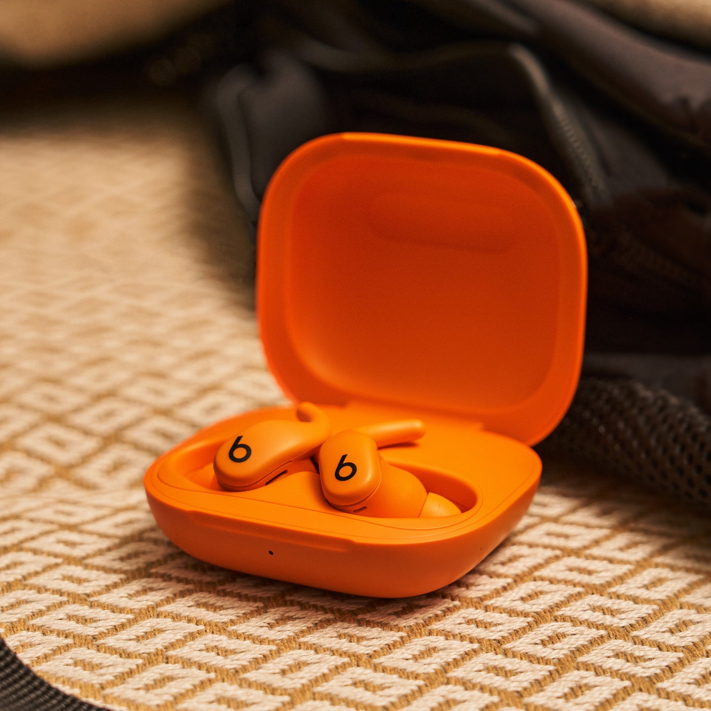 Powerbeats Fit — Audífonos inalámbricos para entrenamiento con ajuste seguro — Naranja destello