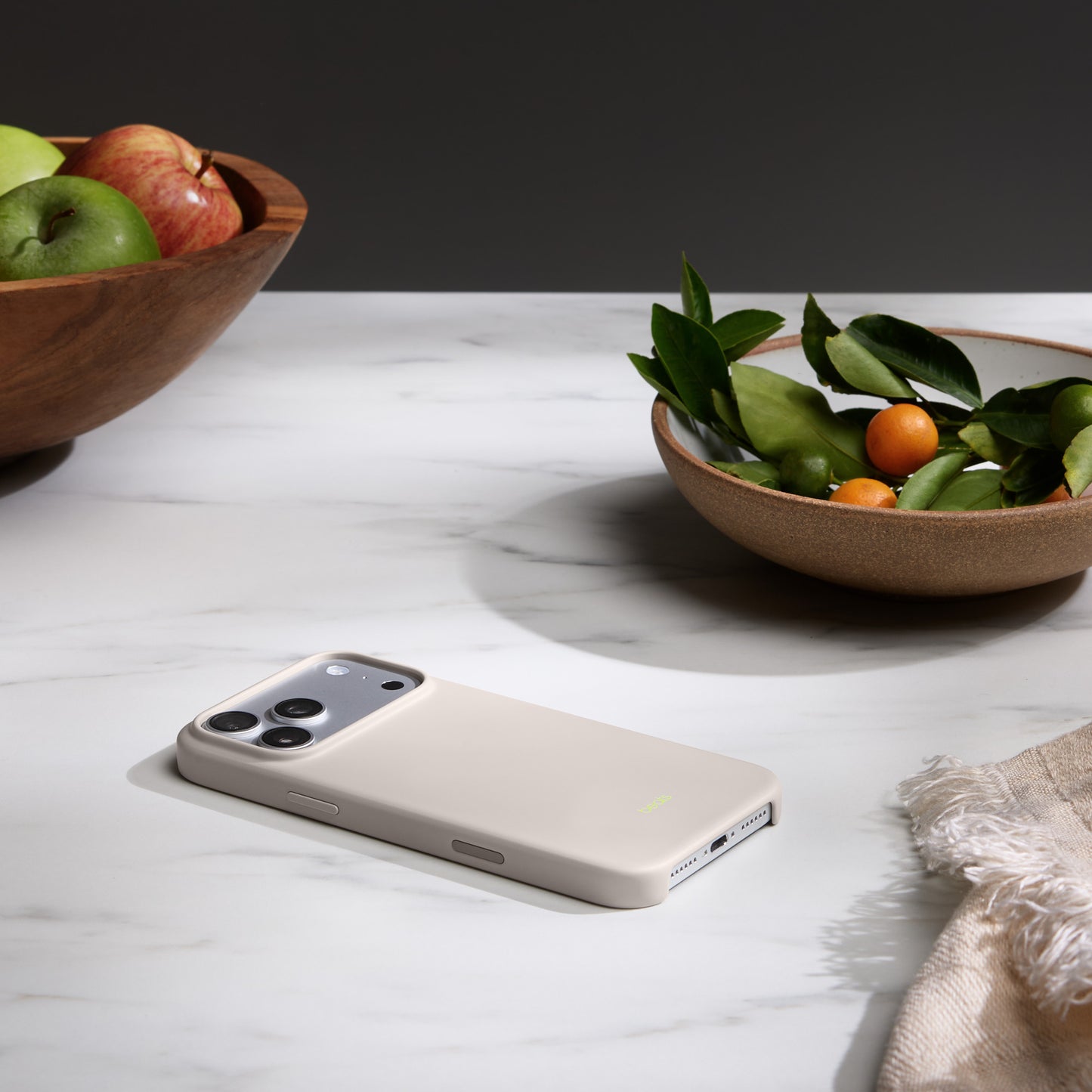 Apple Beats iPhone 17 Pro Max Case with MagSafe and Camera Control — Gris caliza