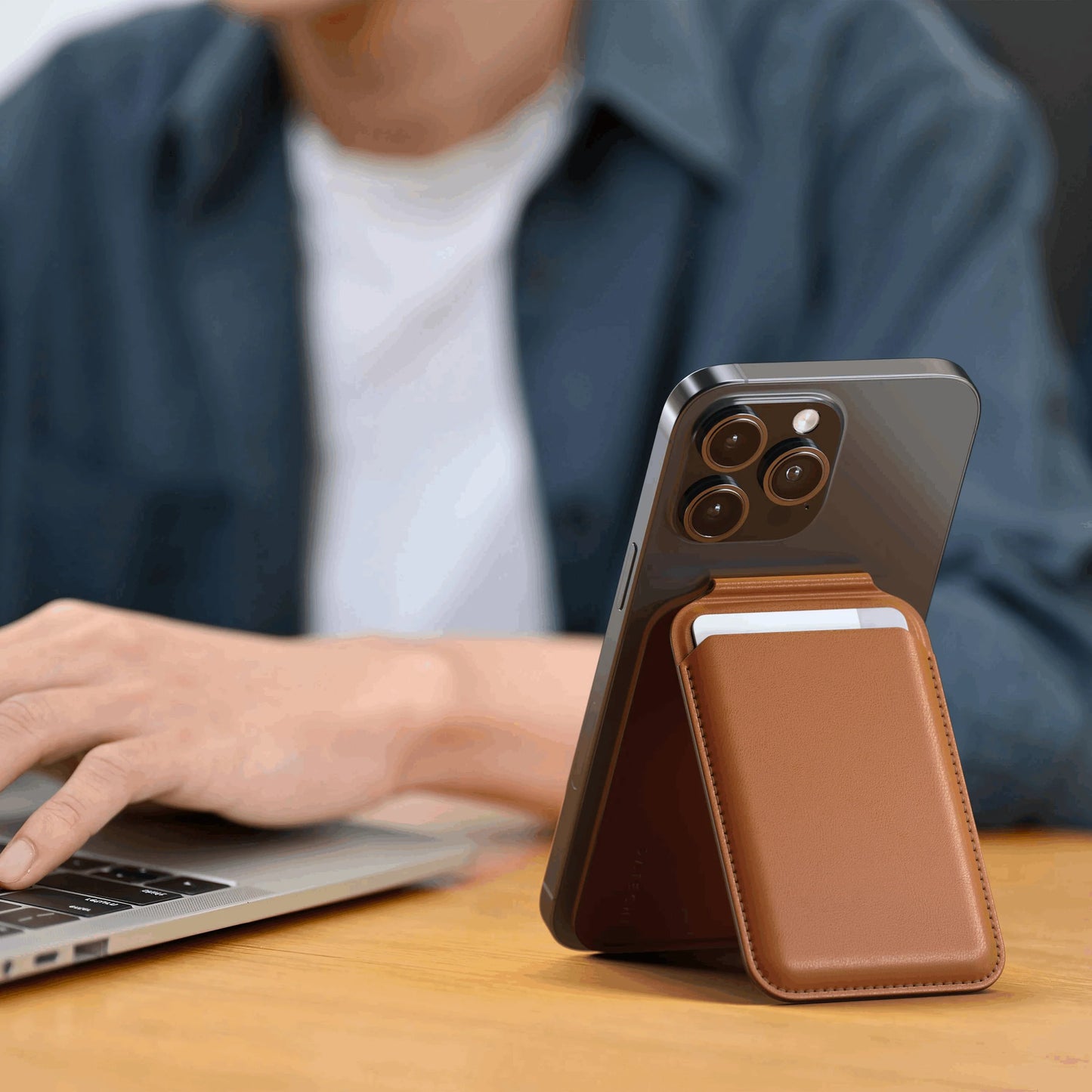 Satechi Magnetic Wallet Stand Café